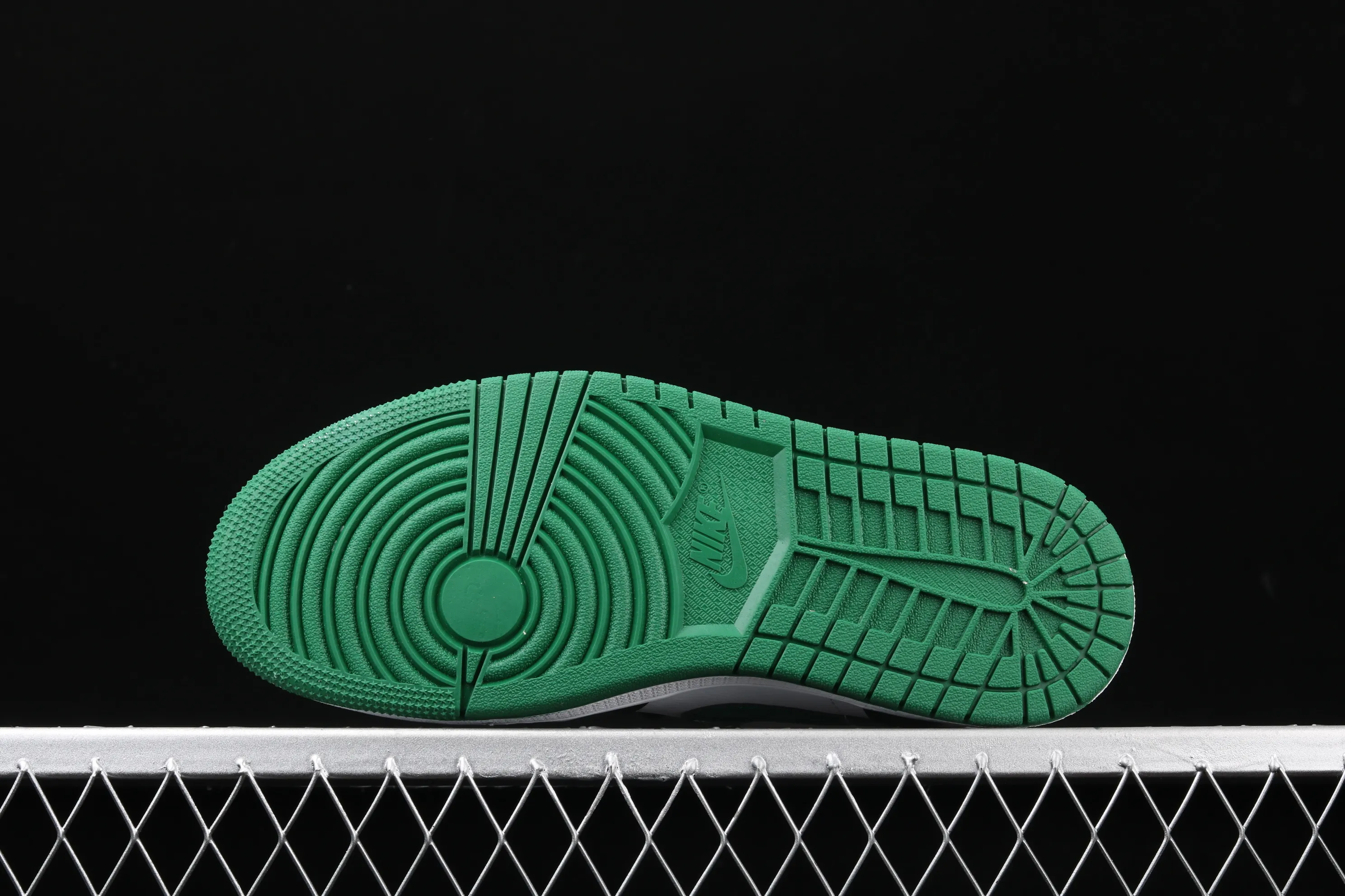 All categories Air Jordan Jordan series basketball shoes Air Jordan 1 Mid Air Jordan 1 Mid AJ1 Joe 1 mid-top black and white green basketball shoes 554724-067